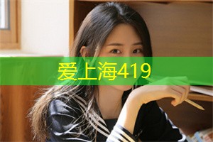 湖面上盛开着各种花朵